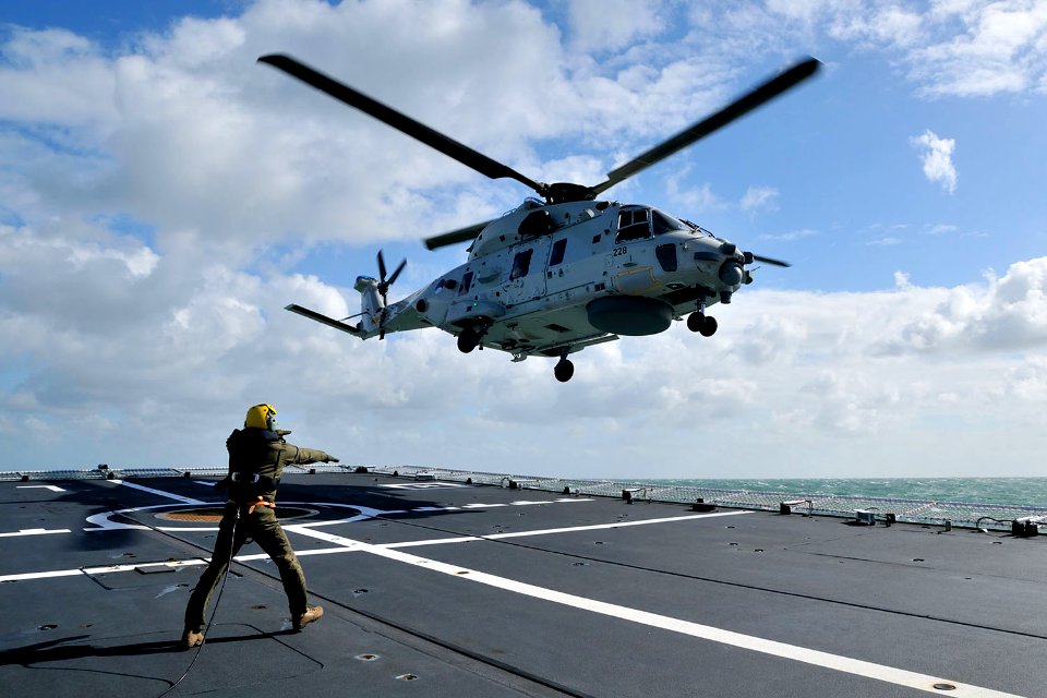 Nh90-helikopter-landt-op-marineschip