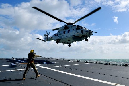 Nh90-helikopter-landt-op-marineschip