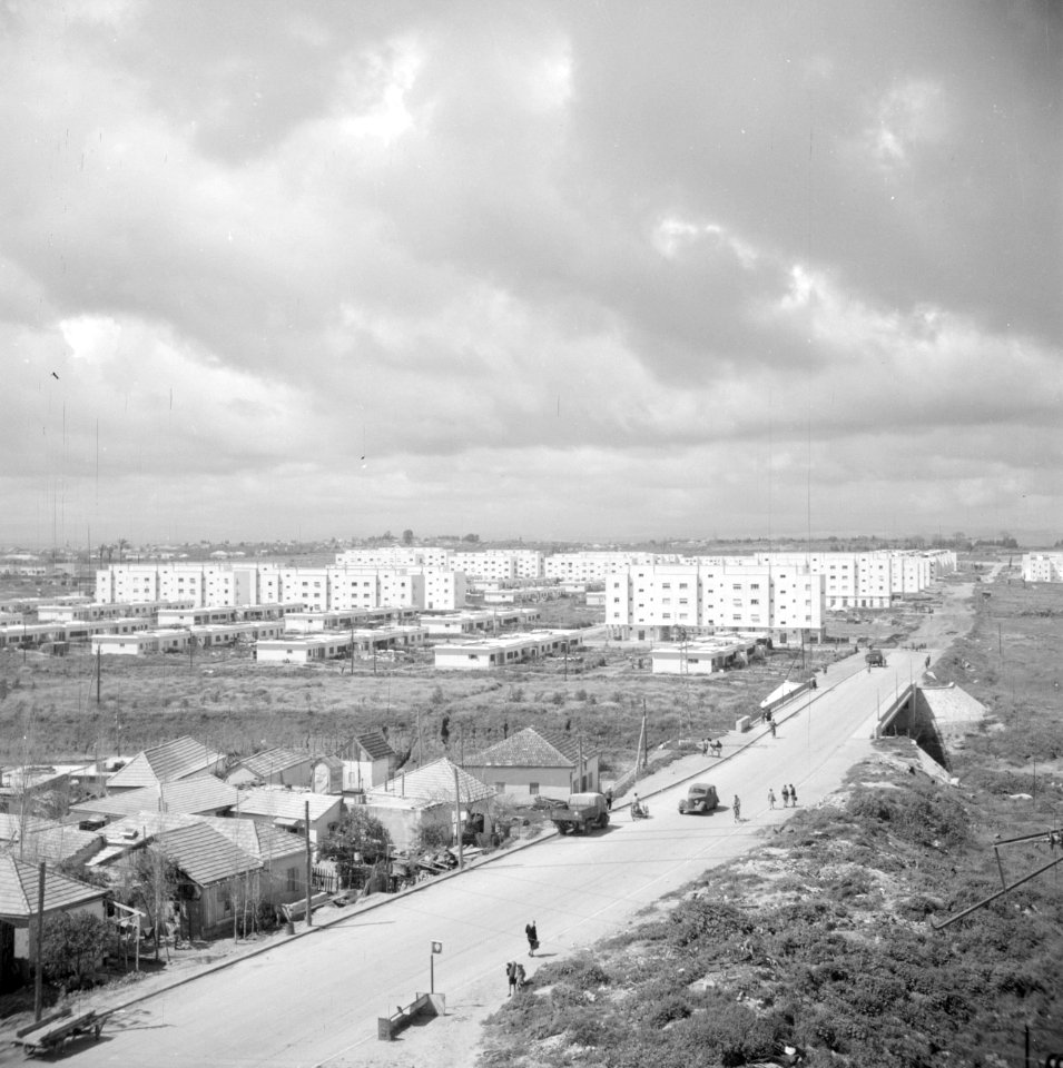 Nieuwbouw van flats aan de stadsrand van Tel Aviv met een verkeersweg met viaduc, Bestanddeelnr 255-1266