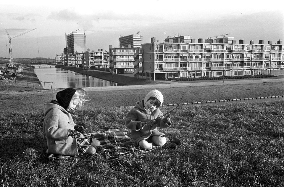 Nieuwbouwwijken in Buitenveldert. Kinderen spelen buiten, Bestanddeelnr 920-9534