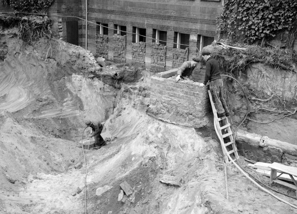 Nieuwbouw vleugel hoofdkantoor Arnhem Boomstronken en oud metselwerk, Bestanddeelnr 192-0926