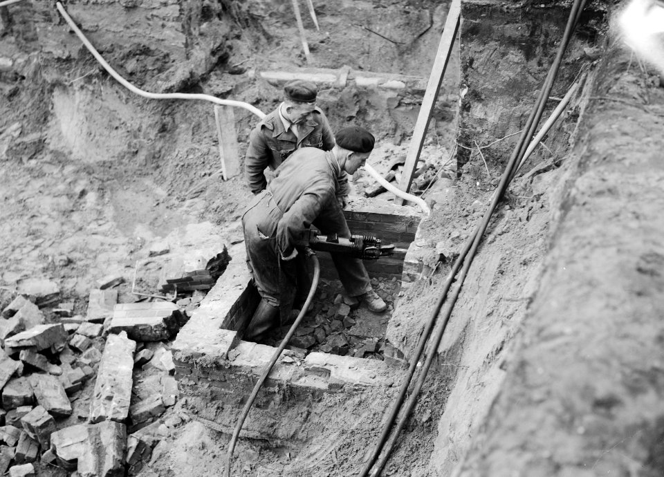 Nieuwbouw vleugel hoofdkantoor Arnhem Verwijderen oud metselwerk, Bestanddeelnr 192-0927