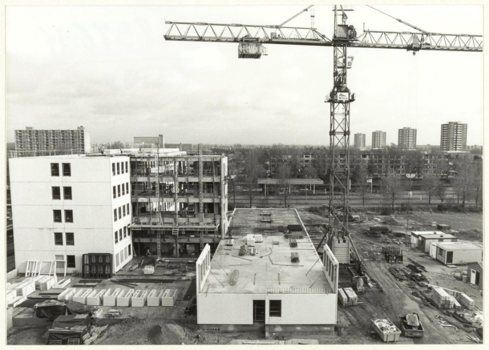 Nieuwbouw van het GAK-kantoor aan de Surinameweg 8, ziende naar het oosten, NL-HlmNHA 54020804