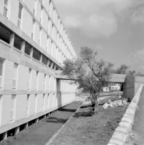 Nieuwbouwflat met inpandige galerij en loopbrug in de vlakte van Jezreel bij Saf, Bestanddeelnr 255-4038