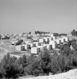 Nieuwbouwwoningen in de vlakte van Jezreel bij Safad (Safed) met op de voorgrond, Bestanddeelnr 255-4036