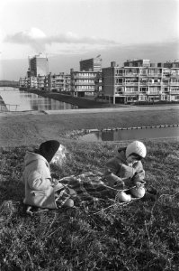 Nieuwbouwwijken in Buitenveldert. Kinderen spelen buiten, Bestanddeelnr 920-9535
