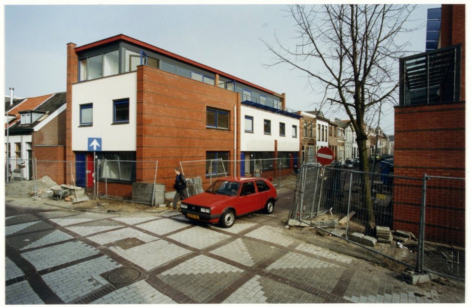 Nieuwbouwwoning op de hoek van de Leidsestraat en de Oranjeboomstraat. NL-HlmNHA 54029639