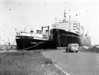 Nieuwe (Bloemendael) en oude (Willem Barendz) walsvisvaarder in Coenhaven t…, Bestanddeelnr 907-2313