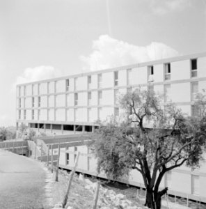 Nieuwbouwflat met inpandige galerij en loopbrug in de vlakte van Jezreel bij Saf, Bestanddeelnr 255-4041