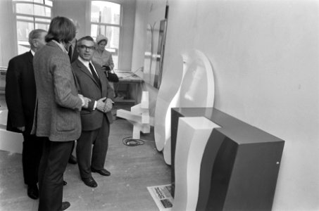 Nieuwe ateliers voor kunstenaars Gjalt Walstra (rechts) samen met wethouder Pola, Bestanddeelnr 921-7682
