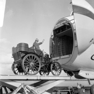Nieuwe auto-vliegdienst Rotterdam naar Manchester, oude Daimler gaat in ruim, Bestanddeelnr 919-0219