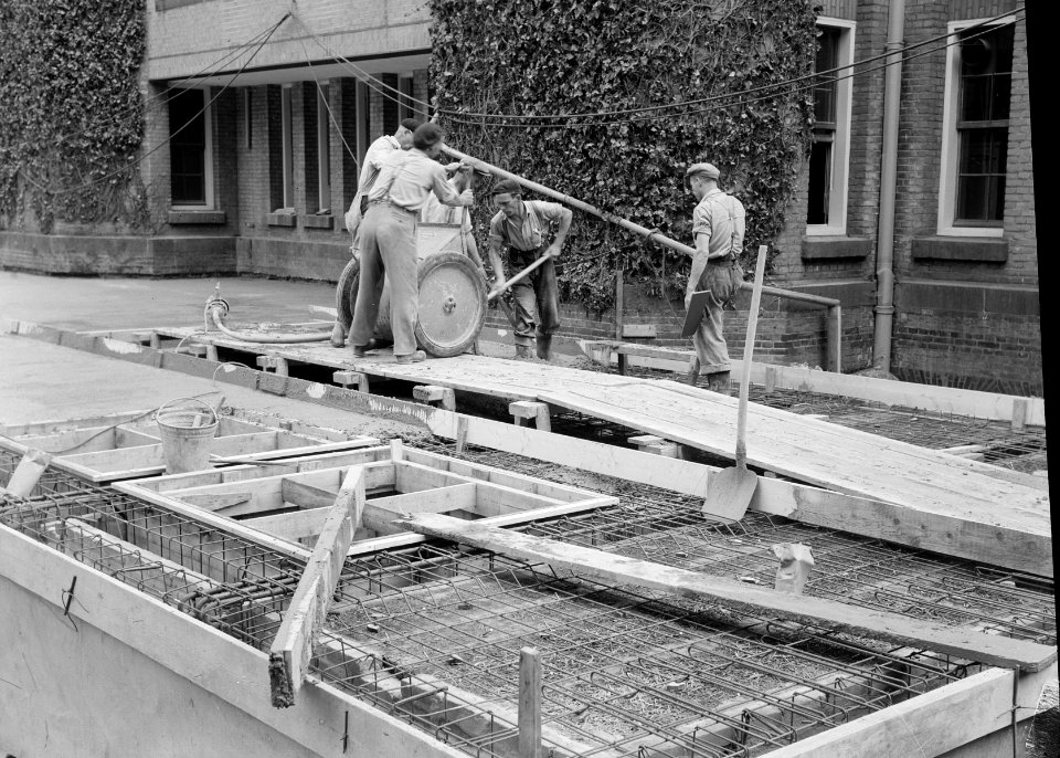 Nieuwbouw vleugel hoofdkantoor Arnhem Beton storten, Bestanddeelnr 192-0934