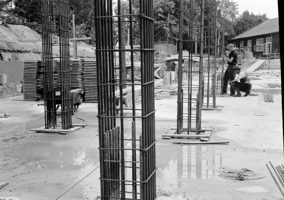 Nieuwbouw vleugel hoofdkantoor Arnhem Betonvlechtwerk pilaren, Bestanddeelnr 192-0936