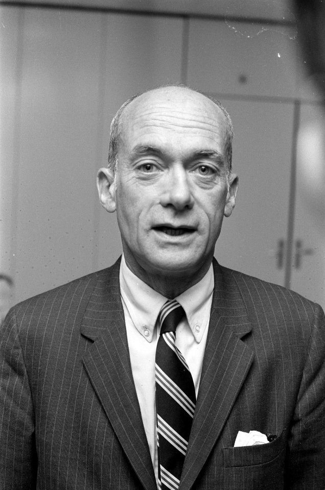 Nieuwe Amerikaanse ambassadeur op Nederland, K Gould arriveeert op Schiphol (ko, Bestanddeelnr 926-7510