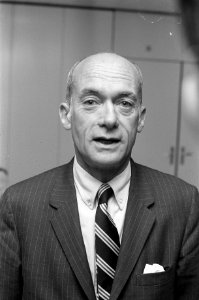 Nieuwe Amerikaanse ambassadeur op Nederland, K Gould arriveeert op Schiphol (ko, Bestanddeelnr 926-7510