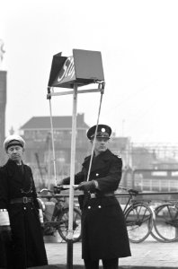 Nieuwe agenten in Amsterdam krijgen instucties (bij verkeersbord), Bestanddeelnr 913-5408