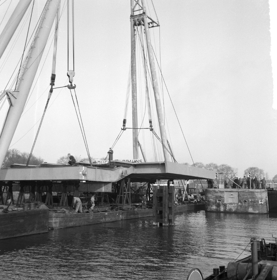 Nieuwe brug (bovenbouw) over Kraaienplein, over de Willemssluis gedragen door tw, Bestanddeelnr 917-1236