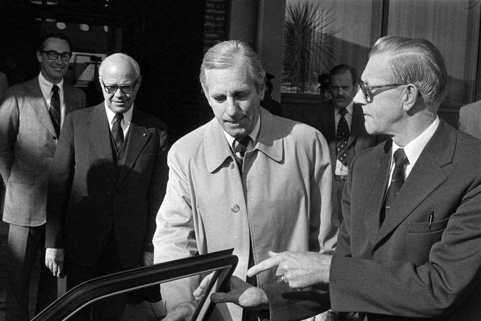 Nieuwe Amerikaanse ambassadeur Mc Closky komt aan op Schiphol, Bestanddeelnr 928-8151