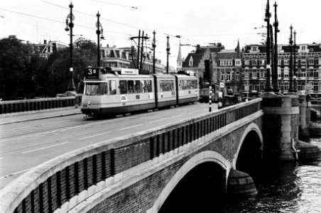 Nieuwe Amstelbrug met tram te Amsterdam, Bestanddeelnr 930-3861