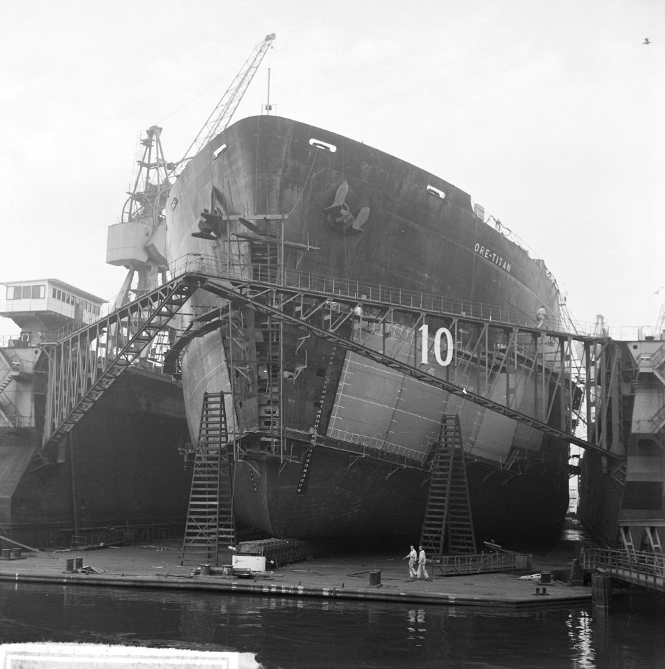 Nieuwe boeg voor Monroviaans Schip Bij de RDM het schip Ore Titan, Bestanddeelnr 915-7155