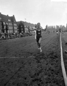 NH Athletiekkampioenschappen op Sintelbaan te Amsterdam De 80m horden dames H, Bestanddeelnr 915-3999