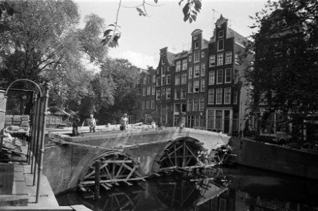 Nieuwe boogbrug op OZ Achterburgwal in Amsterdam bijna gereed, Bestanddeelnr 928-7355