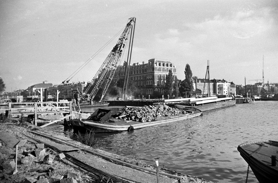 Nieuwe brug over de Amstel de Stadhoudersbrug , de bouwput, met achtergrond Am, Bestanddeelnr 920-7534