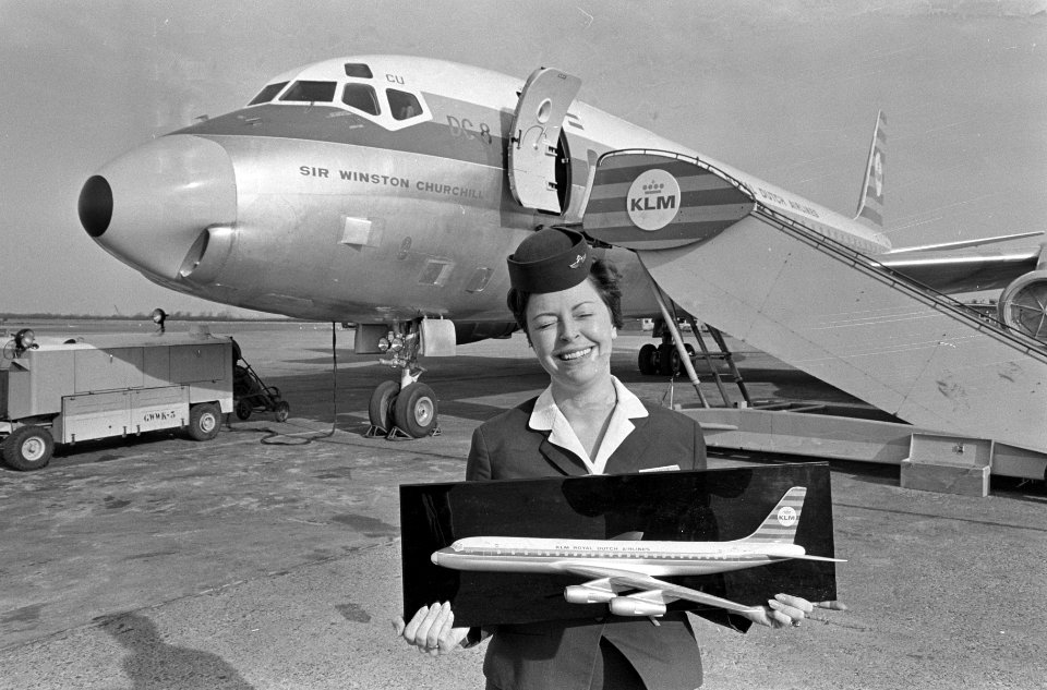 Nieuwe DC 8 voor KLM, stewardes toont model van de nieuwe aanwinst, Bestanddeelnr 918-8366