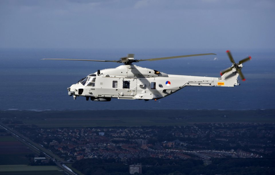 Nh-90-maritieme-helikopter-boven-kustgebied