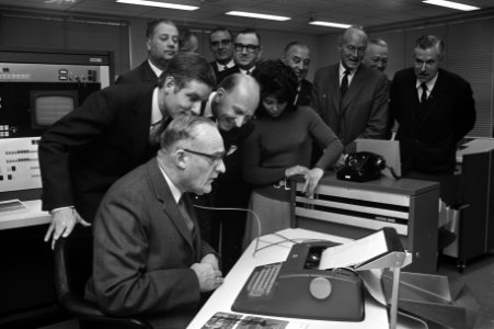 Nieuwe computer Philips P-1400 in werking gesteld bij Ministerie van Verkeer en , Bestanddeelnr 925-3423