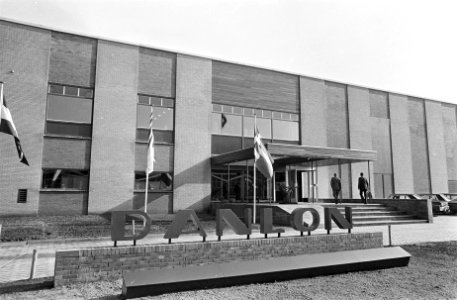 Nieuwe Danlon fabriek geopend, te Emmen, exterieur Danlon fabriek ingang, Bestanddeelnr 921-7653