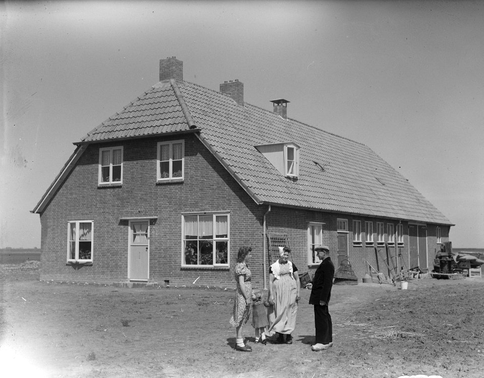 Nieuwe boerderijen in Ens (Noordoostpolder), Zeeuwse boer boerin voor boerderij, Bestanddeelnr 903-9522
