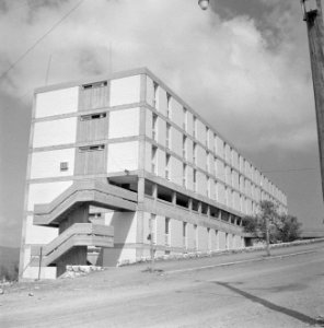 Nieuwbouwflat met inpandige galerij en loopbrug in de vlakte van Jezreel bij Saf, Bestanddeelnr 255-4039