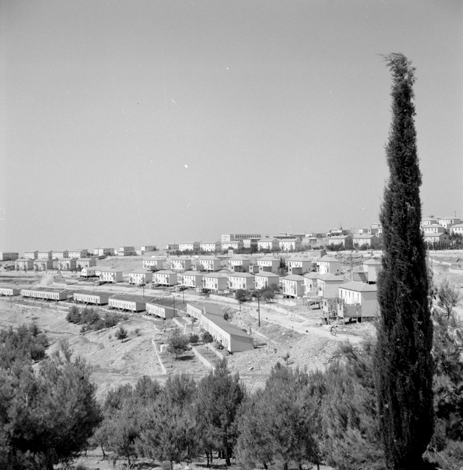 Nieuwbouwwoningen in de vlakte van Jezreel bij Safad (Safed) met op de voorgrond, Bestanddeelnr 255-4035