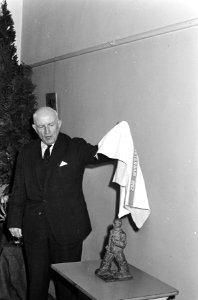 Nieuwe naamgeving Berlage-lyceum, wethouder Koets onthult beeldje van Berlage, Bestanddeelnr 920-0005