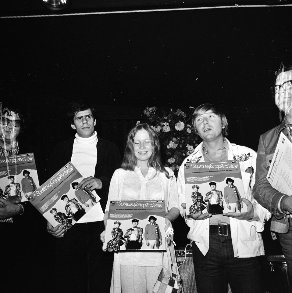 Nieuwe platenserie Phonogram, Aart Staartjes (rechts), Bestanddeelnr 926-6749