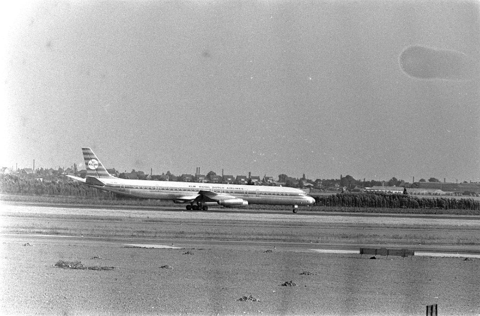Nieuwe DC 8 63 in gebruik genomen op Schiphol. Op startbaan, Bestanddeelnr 920-5464