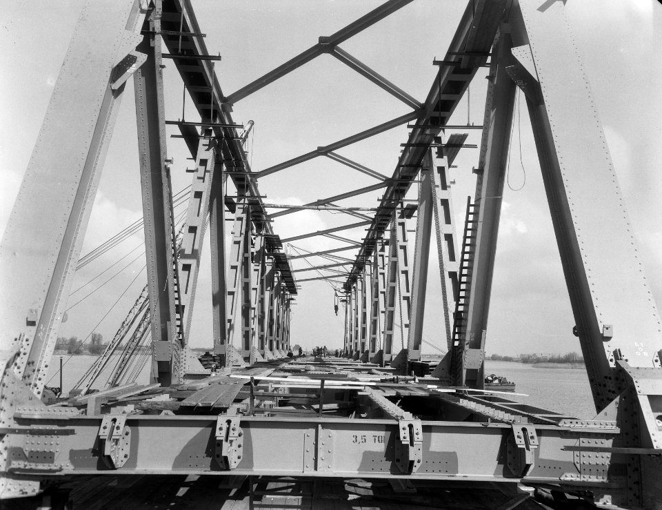 Nieuwe Moerdijkbrug in aanbouw, Bestanddeelnr 906-3875