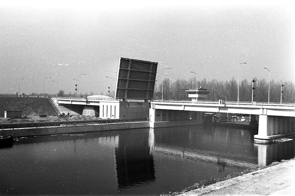 Nieuwe aansluiting Rijksweg 4 van Haagweg naar Amstelveenseweg brug over de Sch, Bestanddeelnr 925-4690