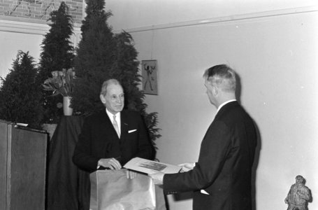 Nieuwe naamgeving Berlage-lyceum, wethouder Koets onthult beeldje van Berlage, Bestanddeelnr 920-0006