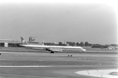 Nieuwe DC 8 63 in gebruik genomen op Schiphol. Op startbaan, Bestanddeelnr 920-5465