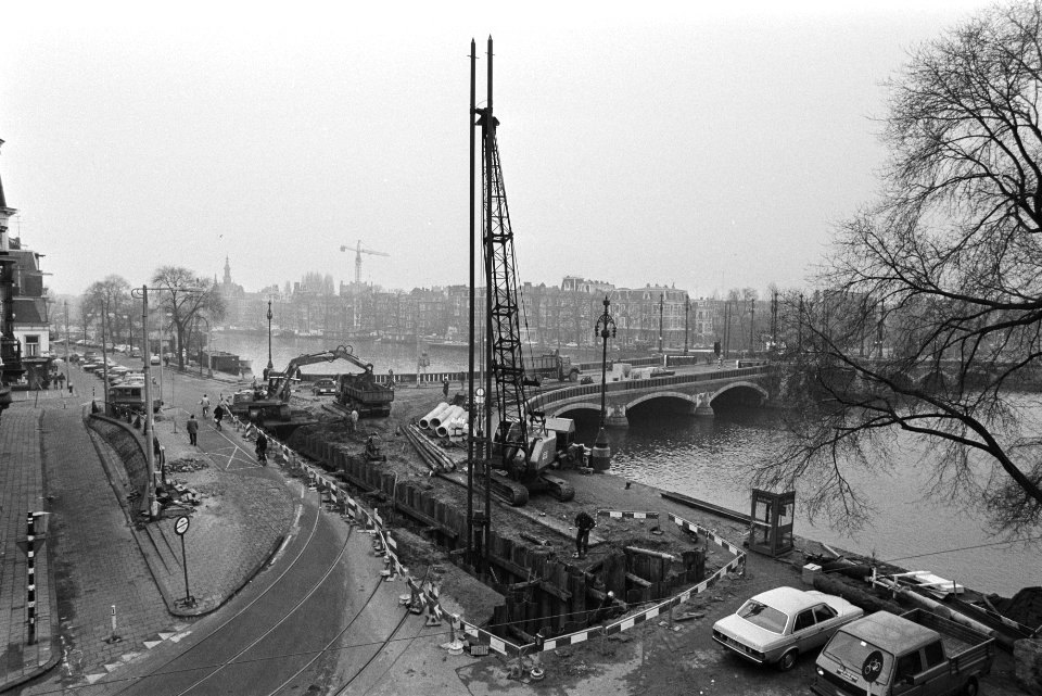 Nieuwe Amstelbrug in Amsterdam met op voorgrond rioleringwerkzaamheden, Bestanddeelnr 932-8792