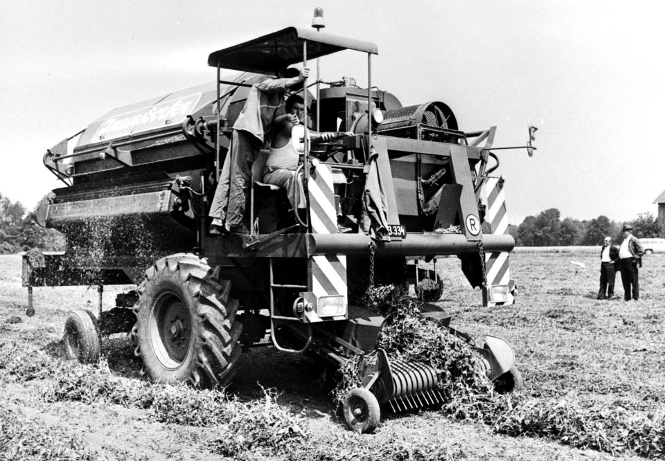 Nieuwe oogstmachine voor erwten, Oostenrijk, Bestanddeelnr 923-6576 (cropped)