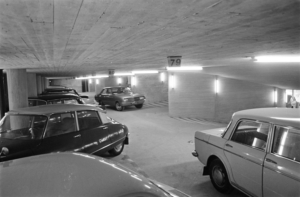 Nieuwe parkeergarage in centrum Amsterdam. Interieur van parkeergarage, Bestanddeelnr 921-2596