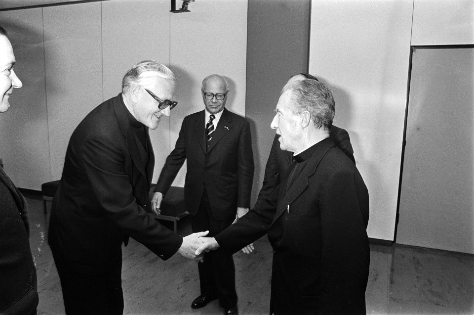 Nieuwe pauselijke nuntius, mgr John Gordon begroet doo Kardinaal Willebrands (l, Bestanddeelnr 928-7544