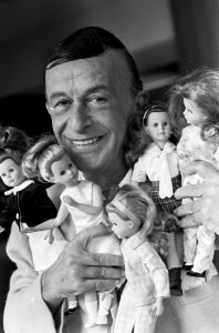Nieuwe pop Jenny in Nederland. Emilio Schubert met enige van zijn Jennys, Bestanddeelnr 920-7430