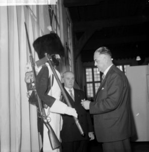 Nieuwe directeur van het Legermuseum te Leiden C A Hartman (links) en de nieuw, Bestanddeelnr 911-5363