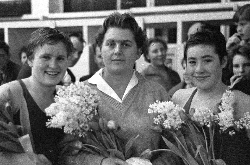 Nieuwe Nederlands zwemrecord, vlnr M Heemskerk , W van Breukelen en Adrie , Bestanddeelnr 912-0666