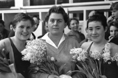 Nieuwe Nederlands zwemrecord, vlnr M Heemskerk , W van Breukelen en Adrie , Bestanddeelnr 912-0666