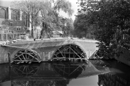 Nieuwe boogbrug op OZ Achterburgwal in Amsterdam bijna gereed, Bestanddeelnr 928-7356